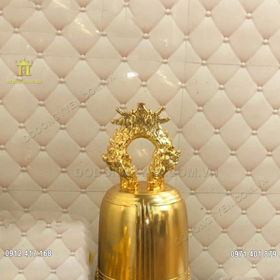 Linh th&uacute; Bồ Lao rất th&iacute;ch những &acirc;m thanh lớn v&igrave; vậy quai chu&ocirc;ng được tạo h&igrave;nh theo h&igrave;nh d&aacute;ng của linh th&uacute; Bồ Lao với mong muốn tiếng chu&ocirc;ng vang dội